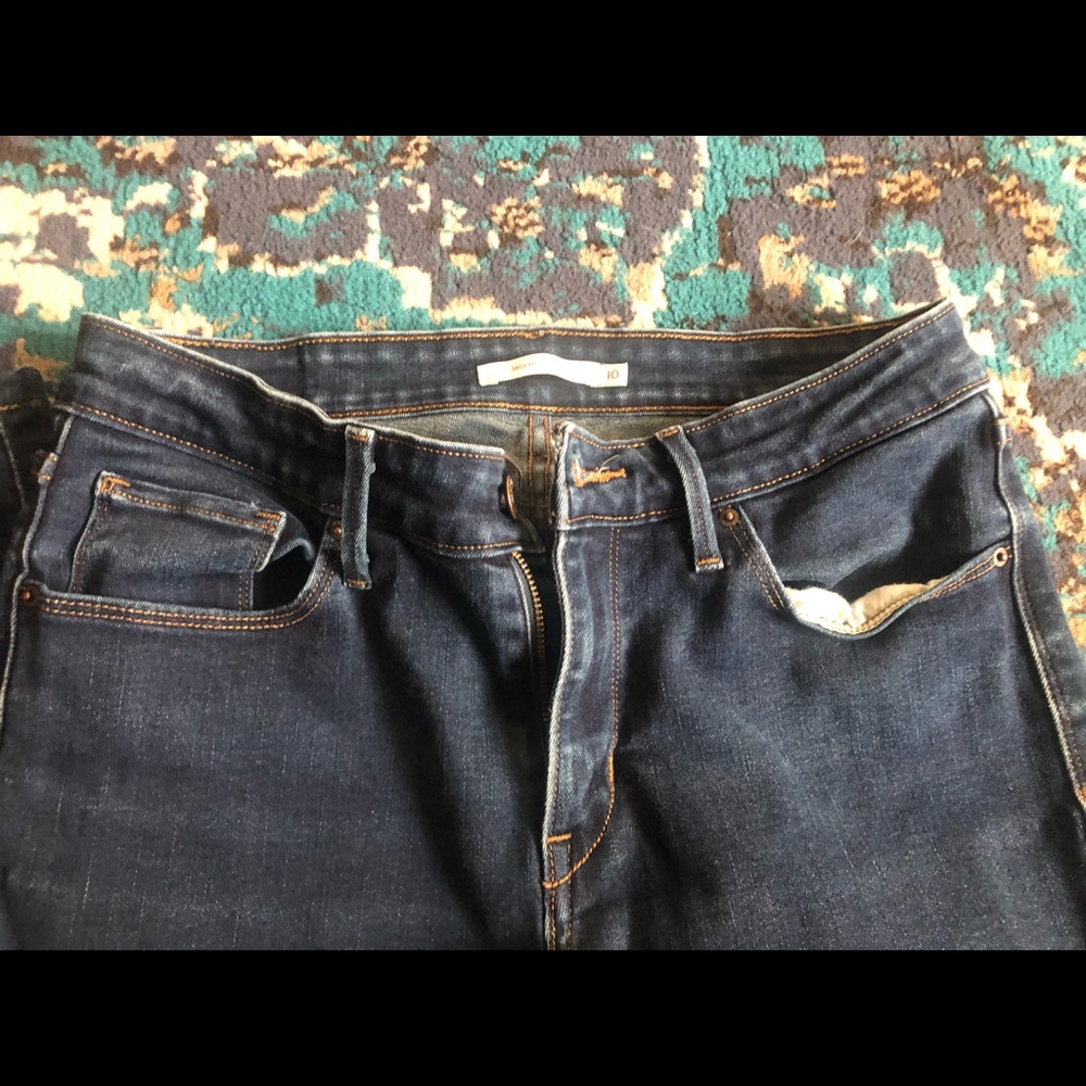 Levi’s mid rise skinny size 10 dark blue jeans
